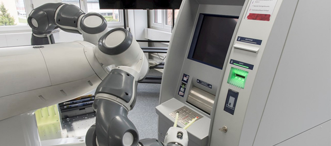 Robot YuMi® da ABB automatiza testes multibanco